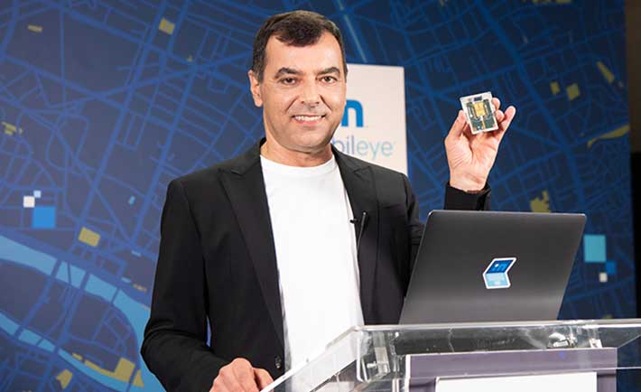 Amnon Shashua, CEO de Mobileye, muestra el el SoC Lidar previsto para 2025 en el CES 2021.