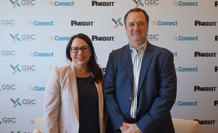 Holly Garcia, Vicepresidenta de la Unidad de Negocios de Centros de Datos de Panduit y Jeffrey J. Paliga, Director de Desarrollo Comercial de Panduit.