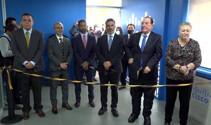 Corte de listón de la aula para Educación Híbrida en la Facultad de Ingeniería de la UNAM.